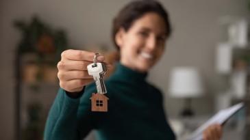 Frau mit Schlüssel in der Hand