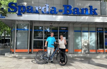 Gewinner eines E-Bikes in der Sparda-Bank Filiale Waiblingen