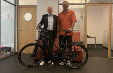 Gewinner eines E-Bikes vor der Sparda-Bank Filiale Heilbronn