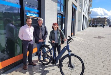Gewinner eines E-Bikes vor Sparda-Bank Filiale