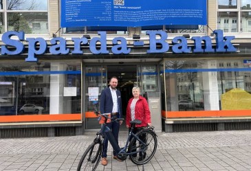 Gewinner eines E-Bikes vor der Sparda-Bank Filiale Heilbronn