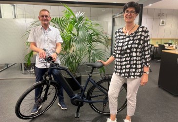 Gewinner eines E-Bikes in der Sparda-Bank Filiale Lörrach