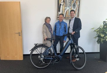 Gewinner eines E-Bikes in der Sparda-Bank Filiale Waiblingen